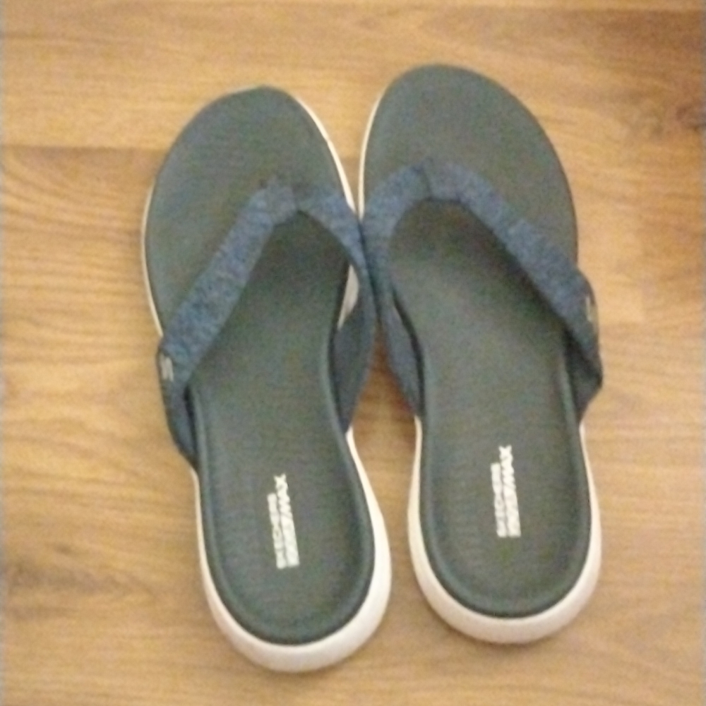 Designer: Skechers GOGA Max Flip Flops